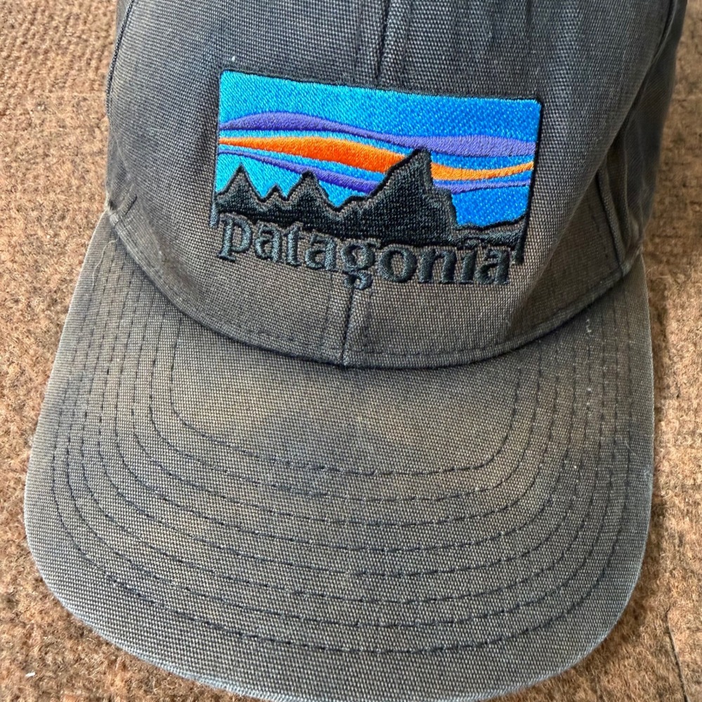 Patagonia P-6 Logo LoPro Trucker Hat Men Faded Black Snapback Baseball Cap stain - Picture 4 of 9